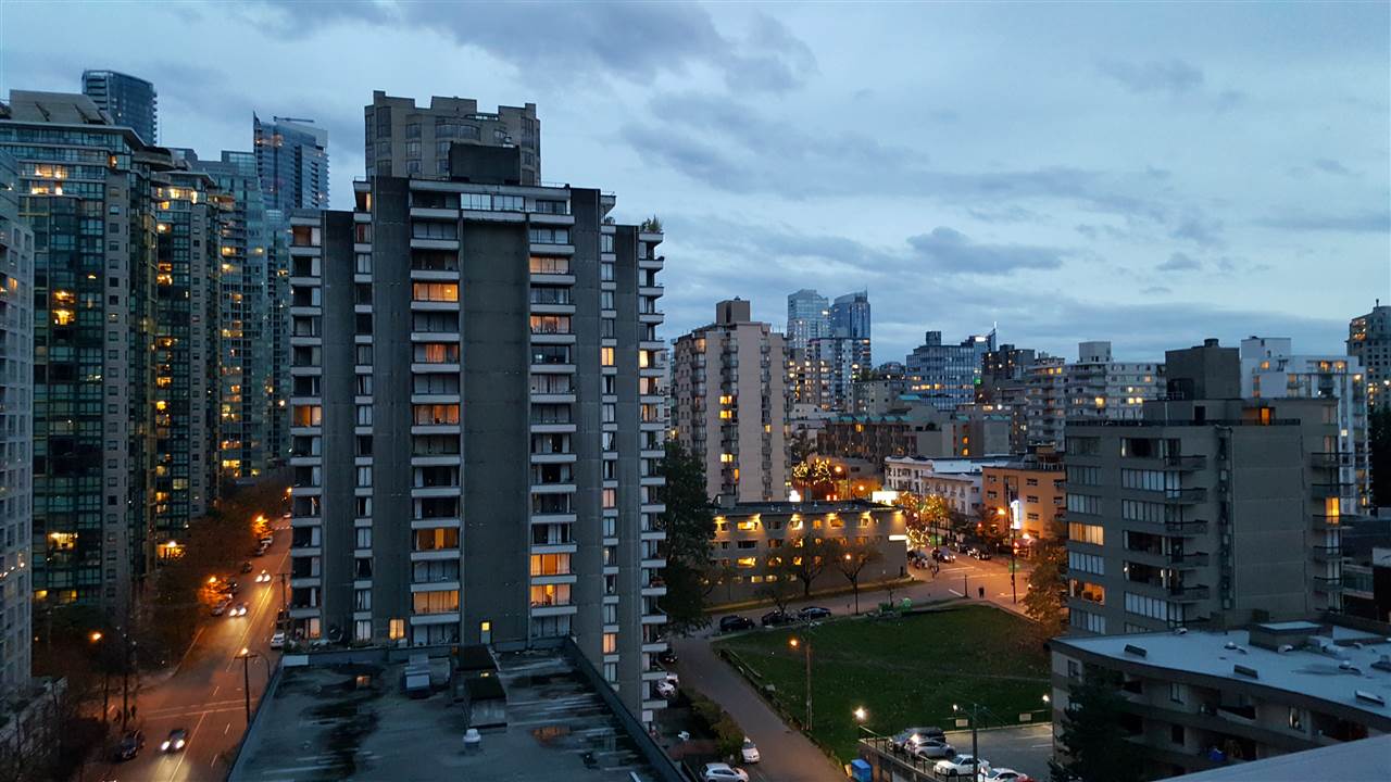 “West End” -维护良好的2房2.5卫公寓，坐拥温哥华繁华城市美景