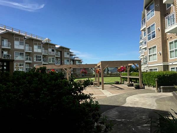 Spacious 1 bdrm condo in WATERSIDE for rent