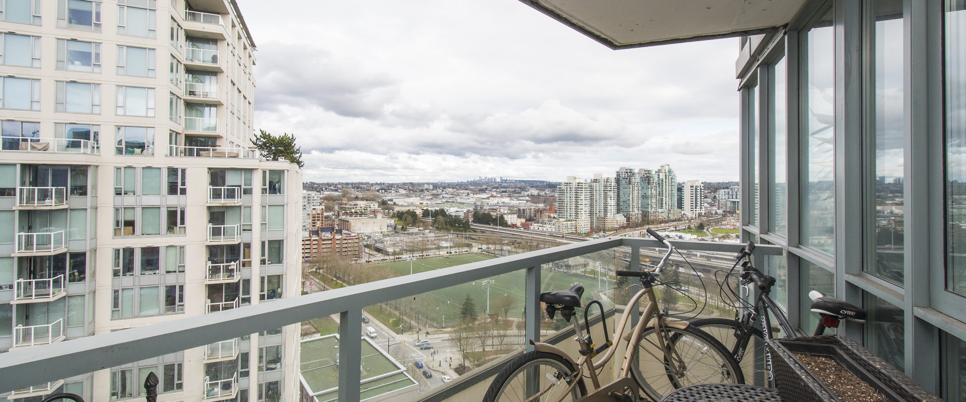 Vancouver 22nd Floor fabulous Water Mountain City view Condo! Don’t miss out!