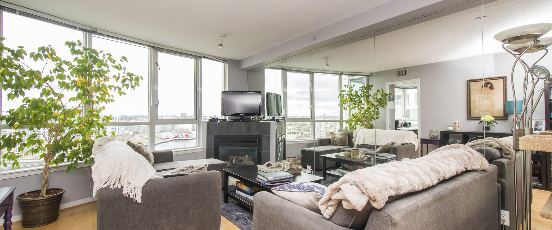 Vancouver 22nd Floor fabulous Water Mountain City view Condo! Don’t miss out!