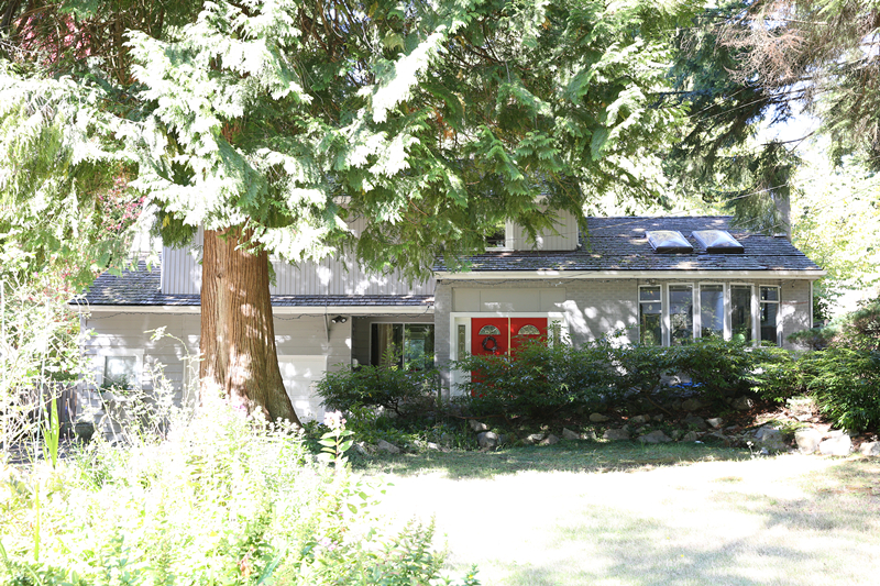 13,900 sq.ft Large Lot House Located in the Heart of Eagle Harbour