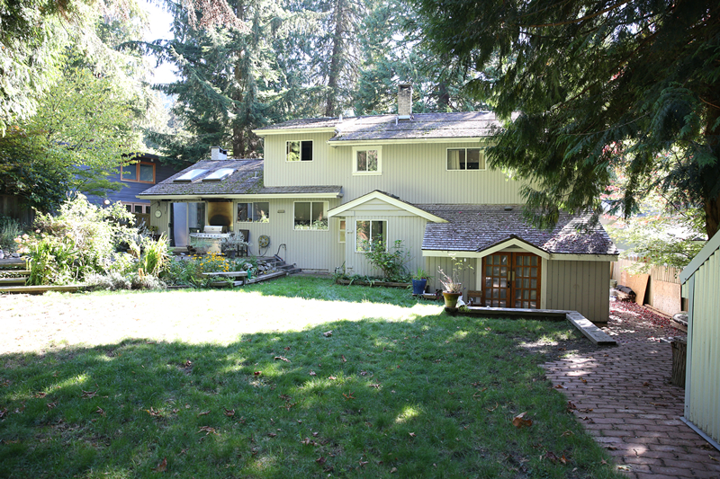 13,900 sq.ft Large Lot House Located in the Heart of Eagle Harbour