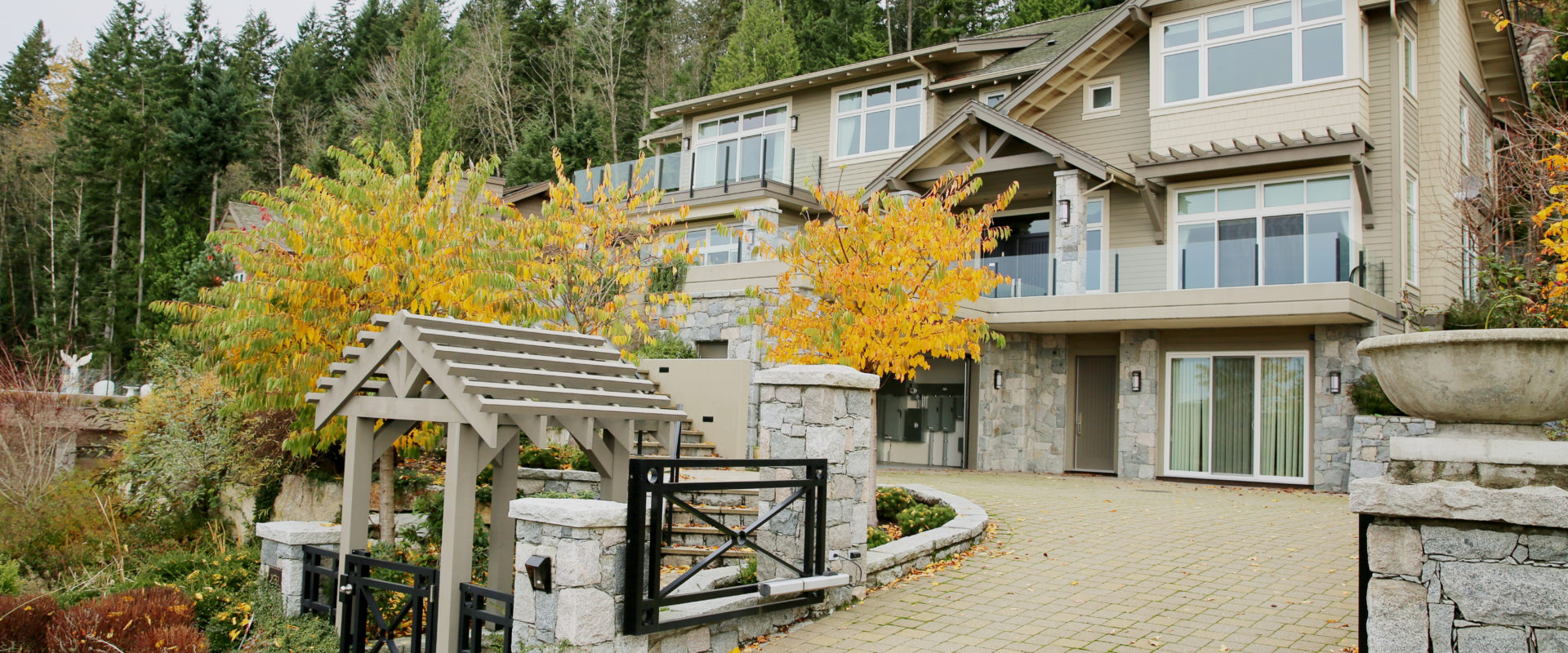 West Vancouver Luxurious 5bdrm Home with City and Ocean Views