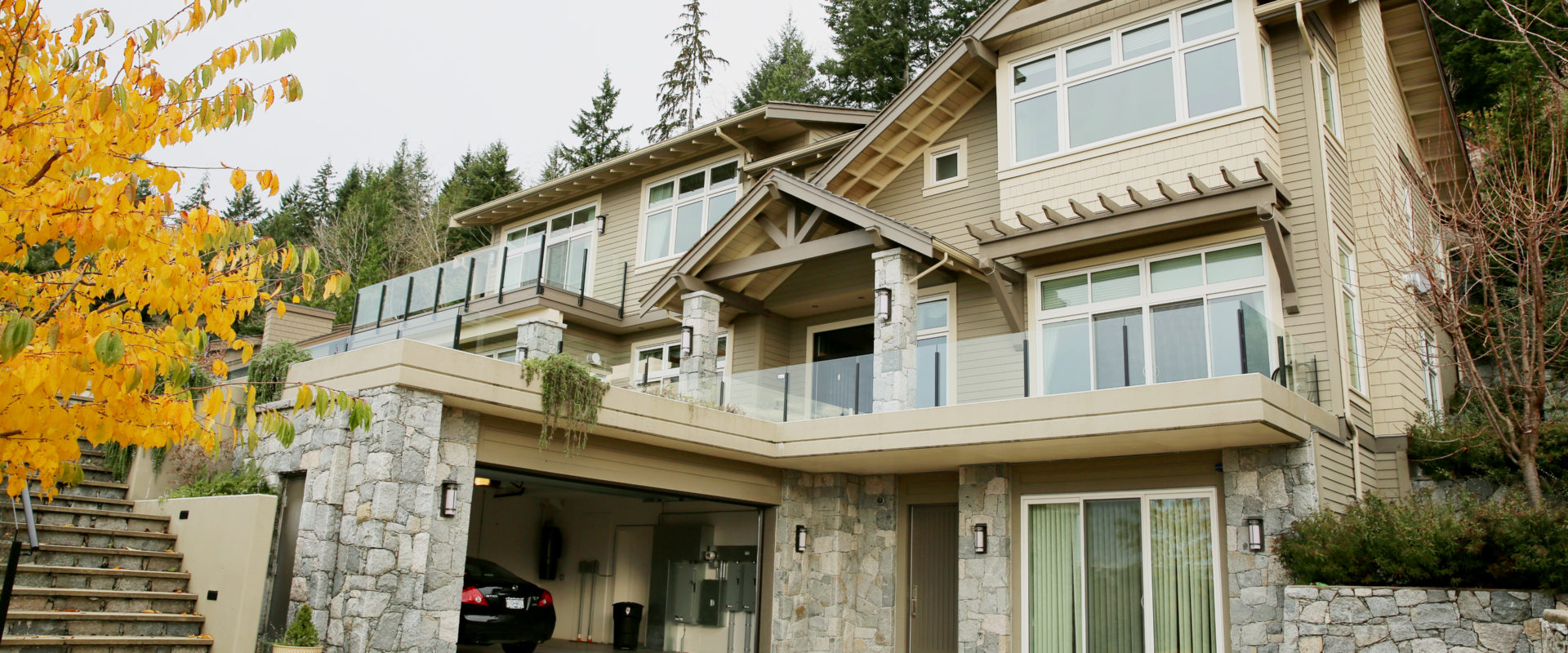 West Vancouver Luxurious 5bdrm Home with City and Ocean Views