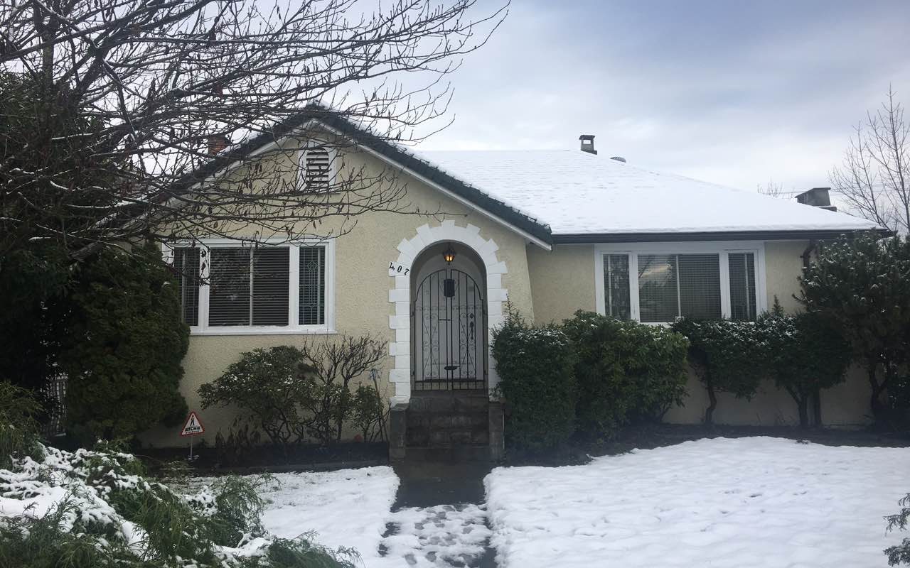 Very Convenient Location! Vancouver West Well Maintained Corner home