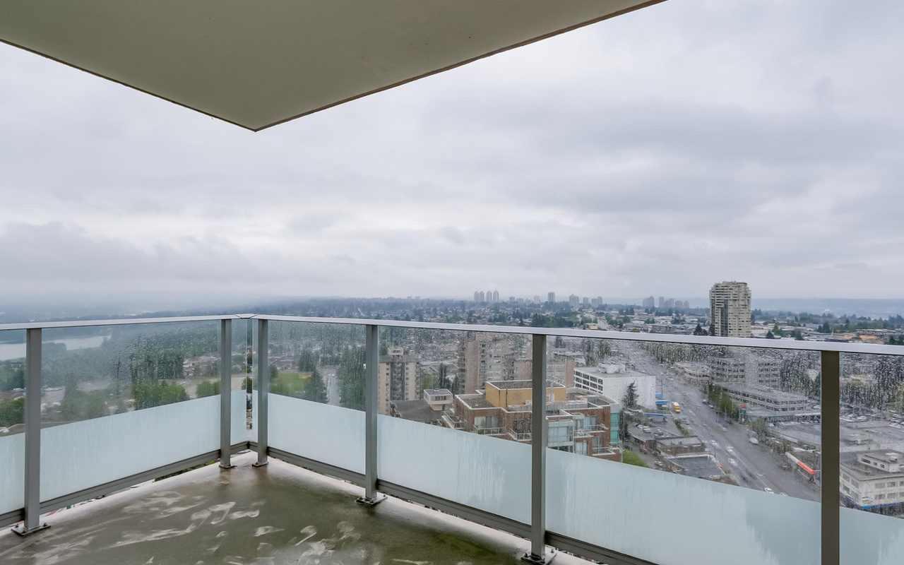 Metrotown 2 bdrm 2 Bath high-rise Condo with 270° Panoramic Views of Mountains, Lake and City