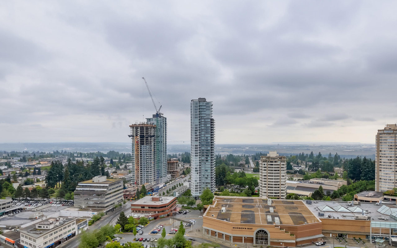 Metrotown 2 bdrm 2 Bath high-rise Condo with 270° Panoramic Views of Mountains, Lake and City