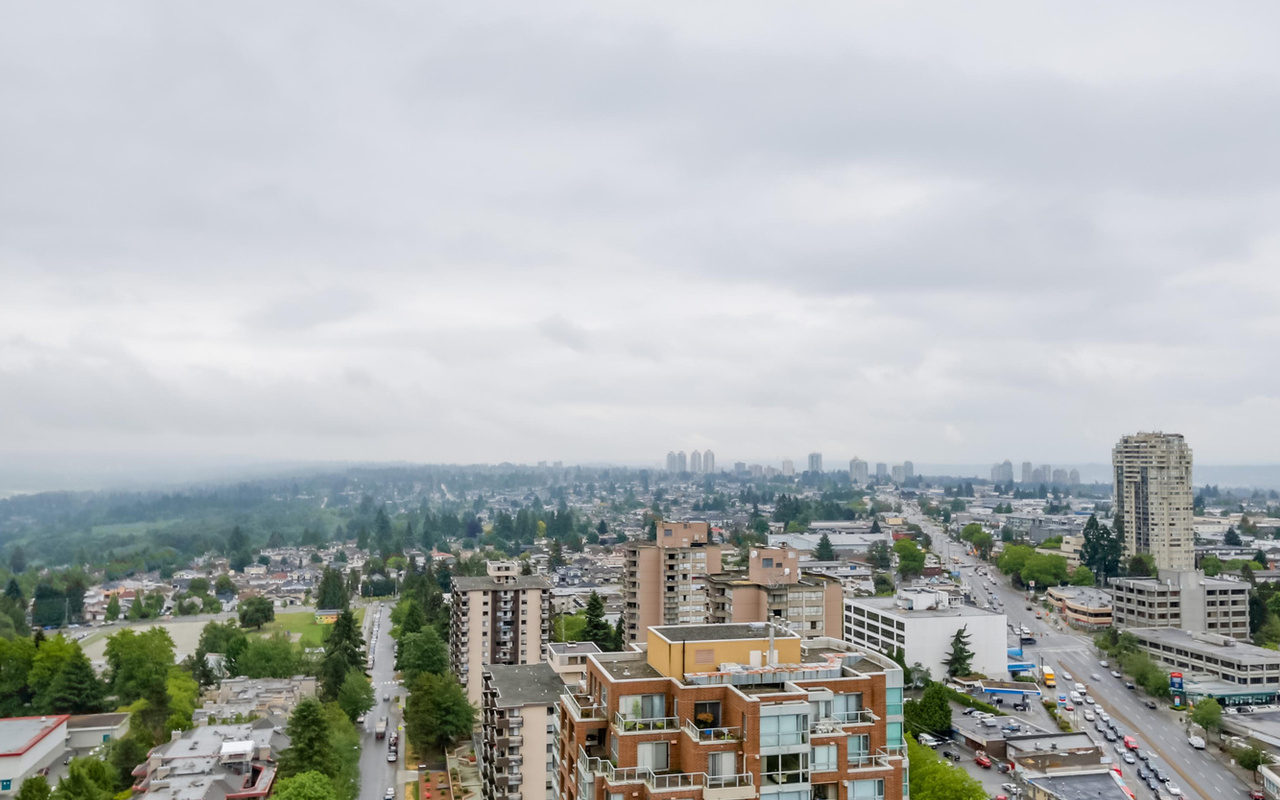 Metrotown 2 bdrm 2 Bath high-rise Condo with 270° Panoramic Views of Mountains, Lake and City