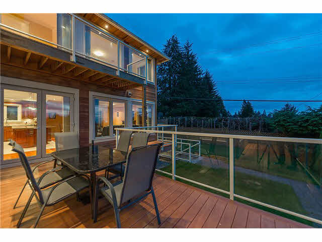 North Vancouver 4br 1den 5ba bright south facing w/ Ocean&City Views!