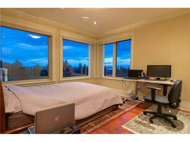 North Vancouver 4br 1den 5ba bright south facing w/ Ocean&City Views!