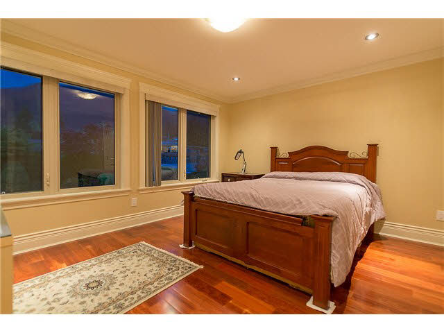 North Vancouver 4br 1den 5ba bright south facing w/ Ocean&City Views!