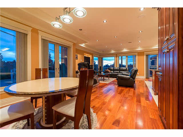 North Vancouver 4br 1den 5ba bright south facing w/ Ocean&City Views!