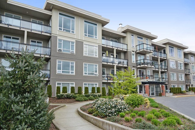 Bright Langley 2 bdrm Condo with Central Location