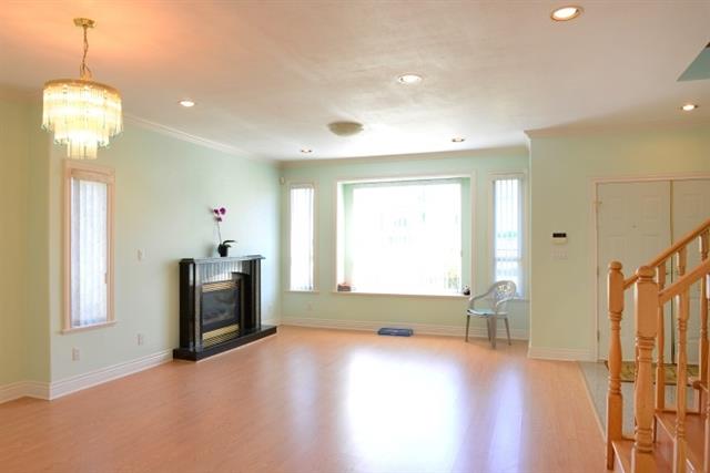 Excellent quality and designed 1/2 duplex in an amazing North Burnaby location