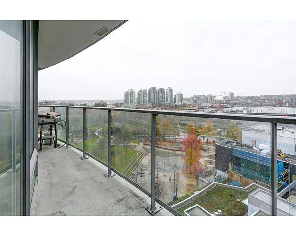 Downtown Bright 2bdrm2 bath+den Condo with gorgeous views