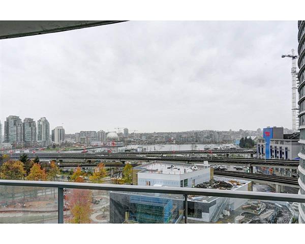 Downtown Bright 2bdrm2 bath+den Condo with gorgeous views