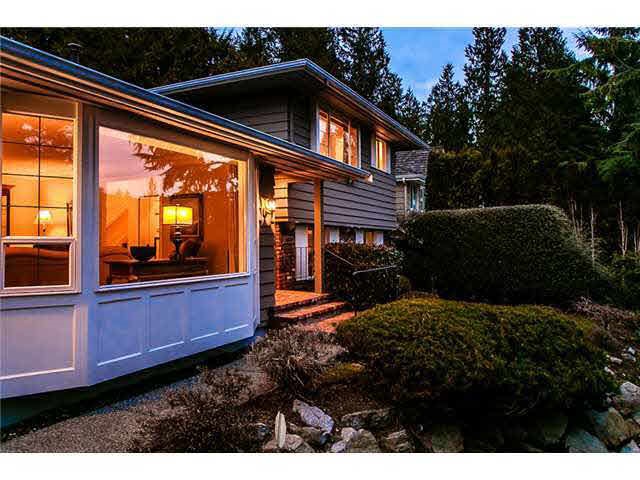 WEST VANCOUVER BEAUTIFUL FAMILY WITH SPACIOUS SPLIT LEVEL DESIGN