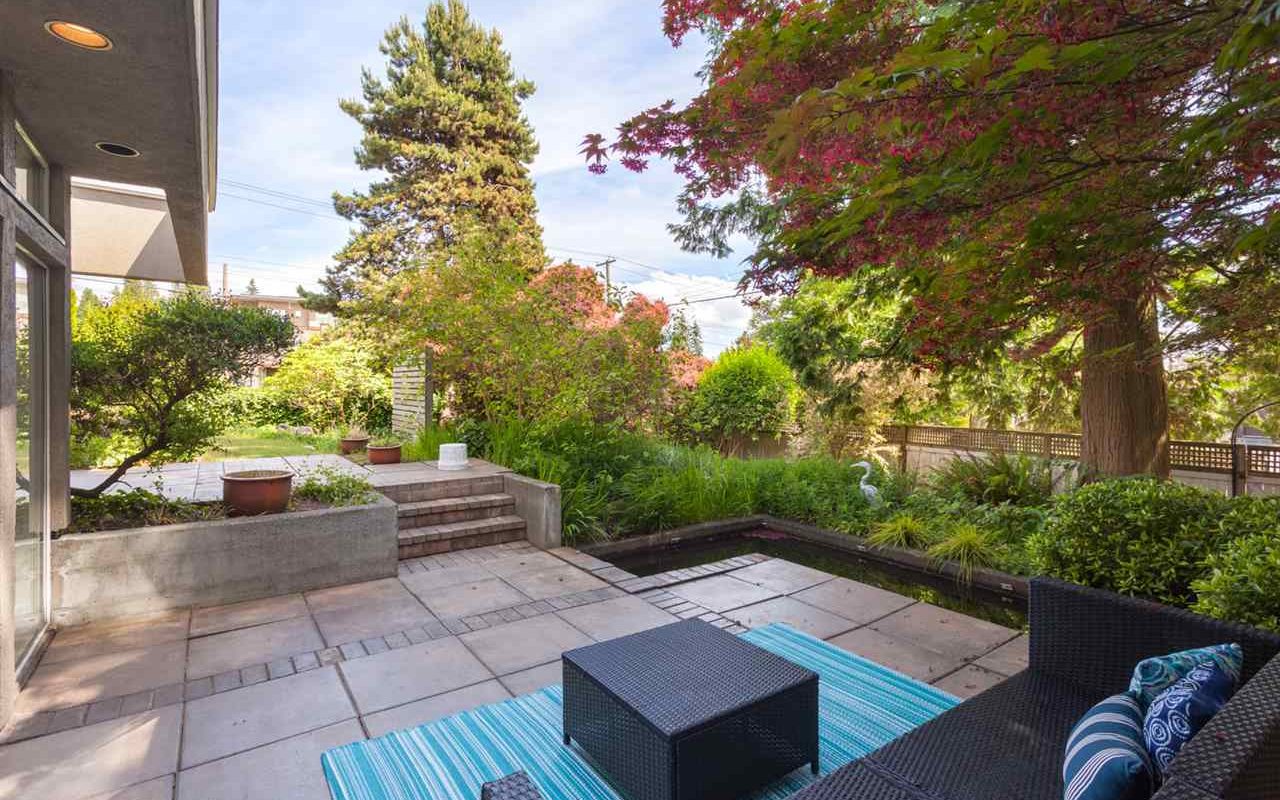 West Vancouver Amazing Skylights house with mature gardens for rent!