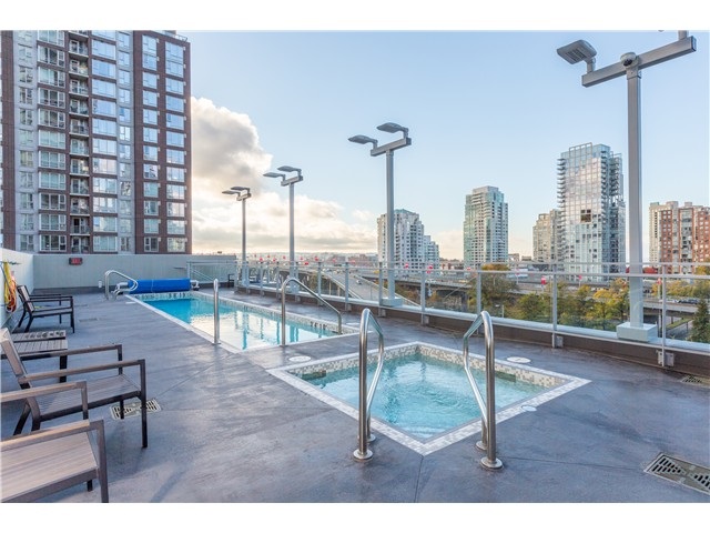 Downtown Vancouver stunning location 2br 2ba 1den condo for rent!