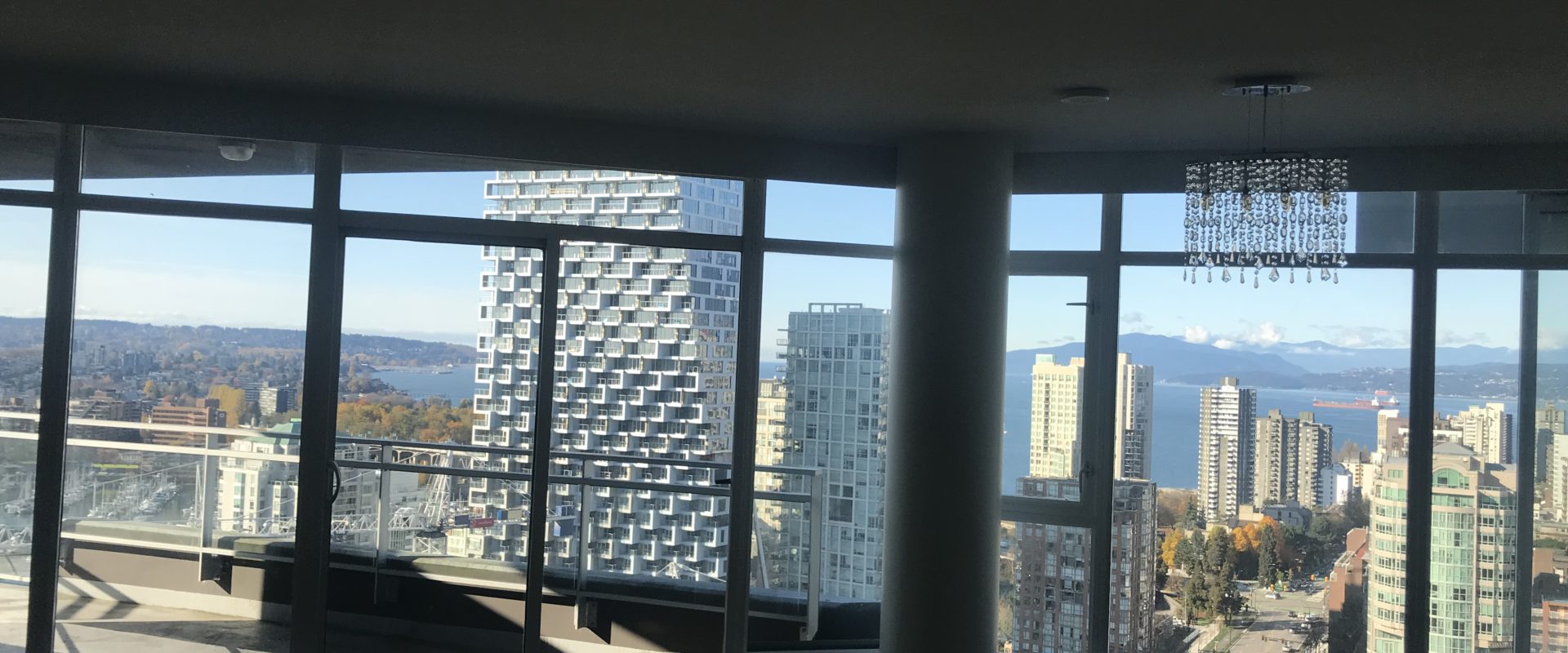 Downtown Vancouver stunning location 2br 2ba 1den condo for rent!