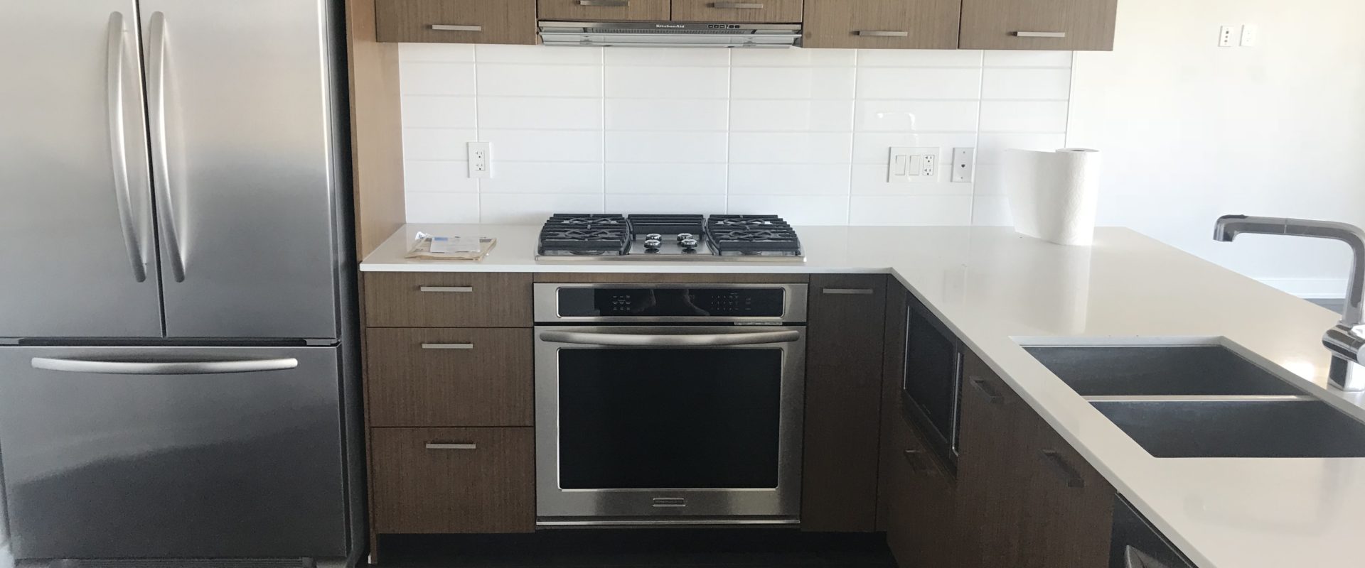 Downtown Vancouver stunning location 2br 2ba 1den condo for rent!