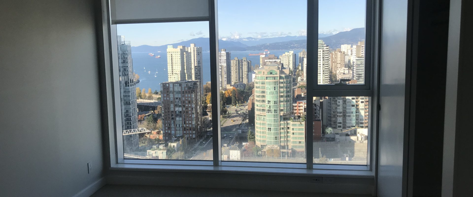 Downtown Vancouver stunning location 2br 2ba 1den condo for rent!