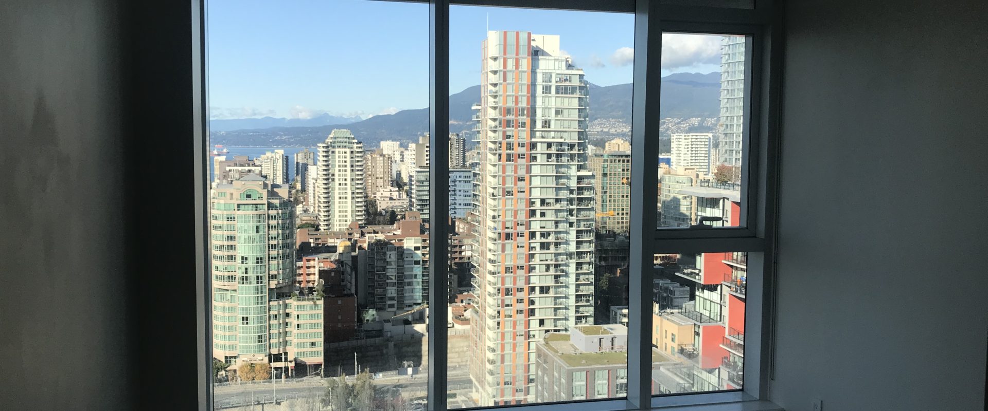 Downtown Vancouver stunning location 2br 2ba 1den condo for rent!