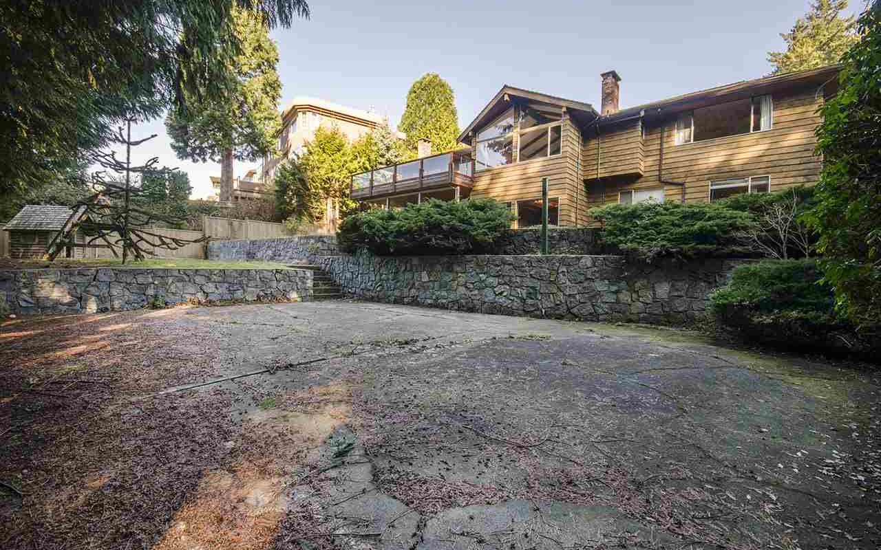 West Vancouverwell-maintained lovely 5br & 3ba Home with ocean view!