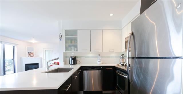 Beautiful mountain view apartment in north Vancouver by 3br+2ba