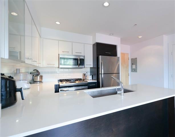 Beautiful mountain view apartment in north Vancouver by 3br+2ba