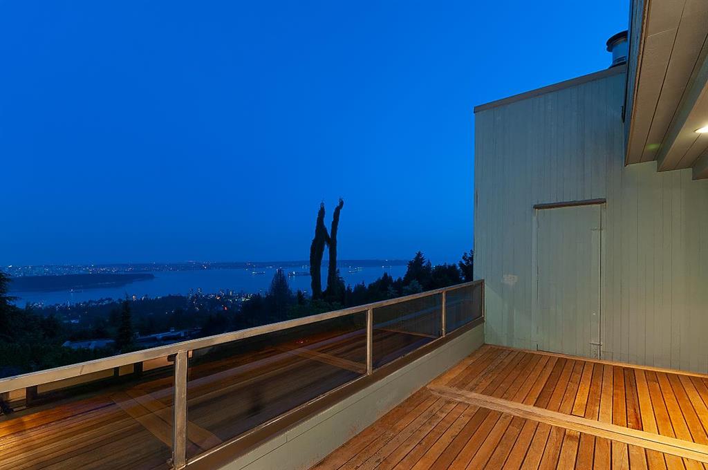 Stunning contemporary 4br 4ba Home with spectacular city with ocean view in West Vancouver