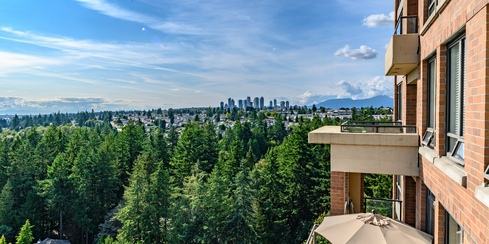 Beautifully Maintained 3 bedroom corner unit with over sized balconies in Burnaby for sale