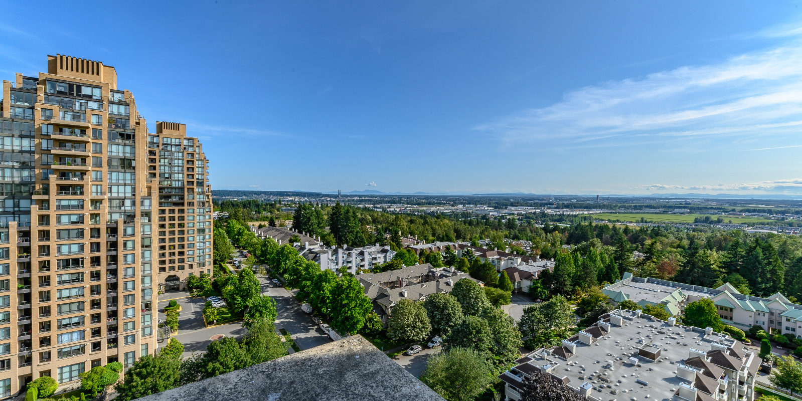 Beautifully Maintained 3 bedroom corner unit with over sized balconies in Burnaby for sale