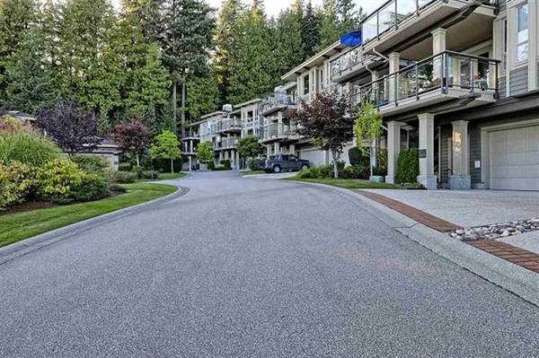 Located in West Vancouver Rarely Available 2br 3ba Townhouse for Rent