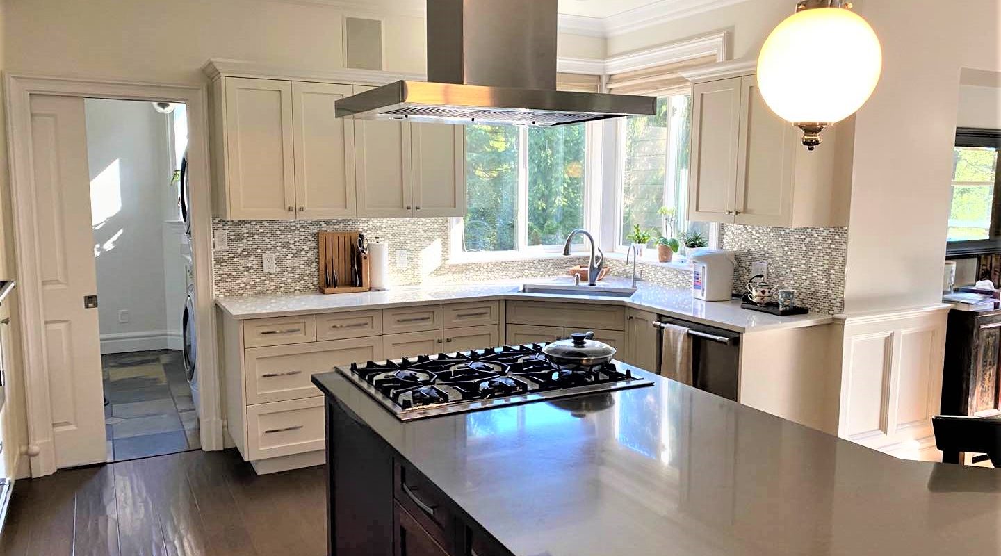 Located in Port Moody Breathtaking Estate, Well-maintained!