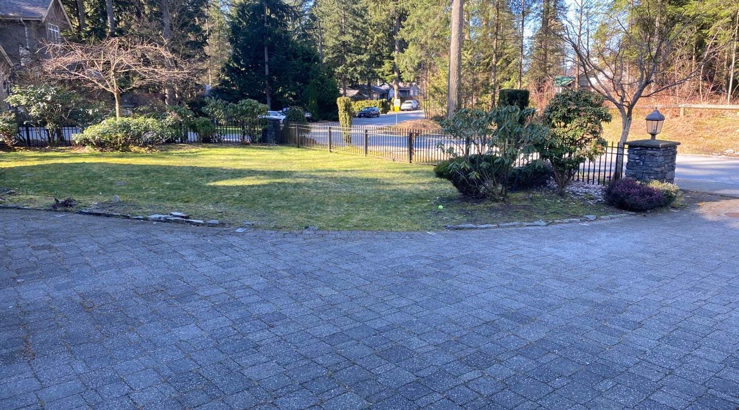 Located in Port Moody Breathtaking Estate, Well-maintained!