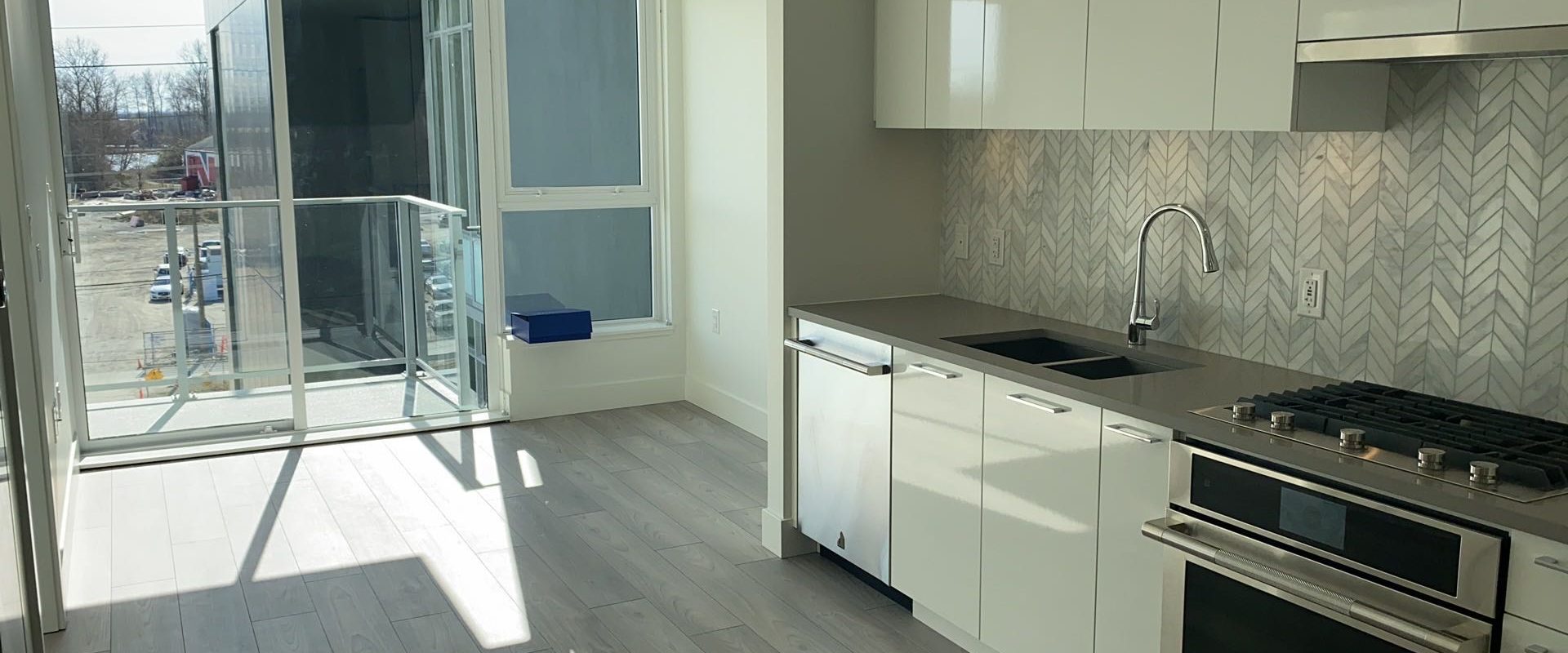 Brand new 1 bed & 1 den South Facing, Bright and Modern Condo for Rent