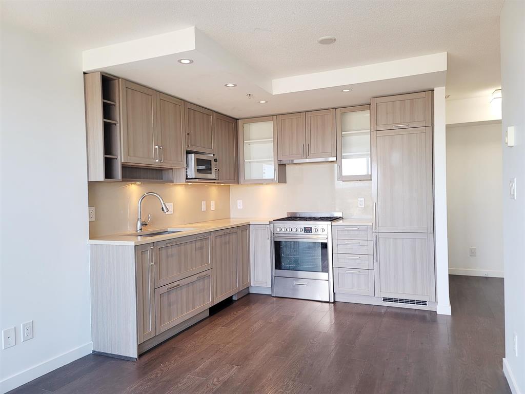 Fantastic Upper Corner unit 1br Conveniently located in Vancouver East