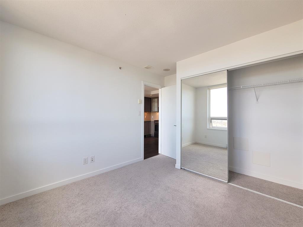 Fantastic Upper Corner unit 1br Conveniently located in Vancouver East