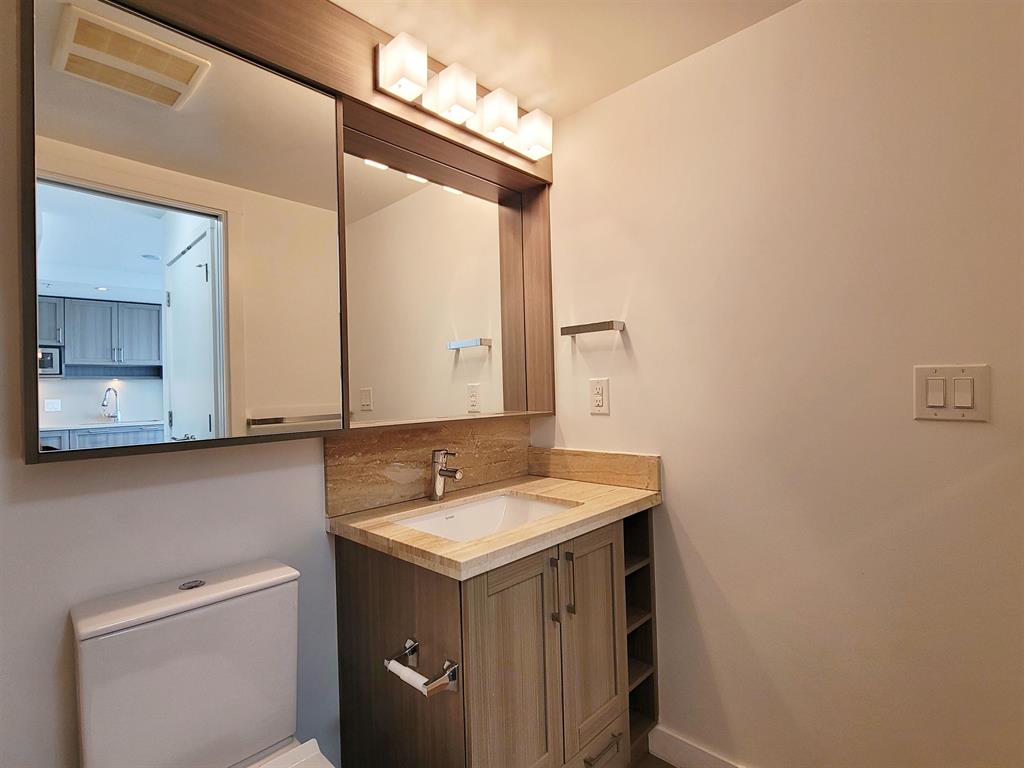 Fantastic Upper Corner unit 1br Conveniently located in Vancouver East