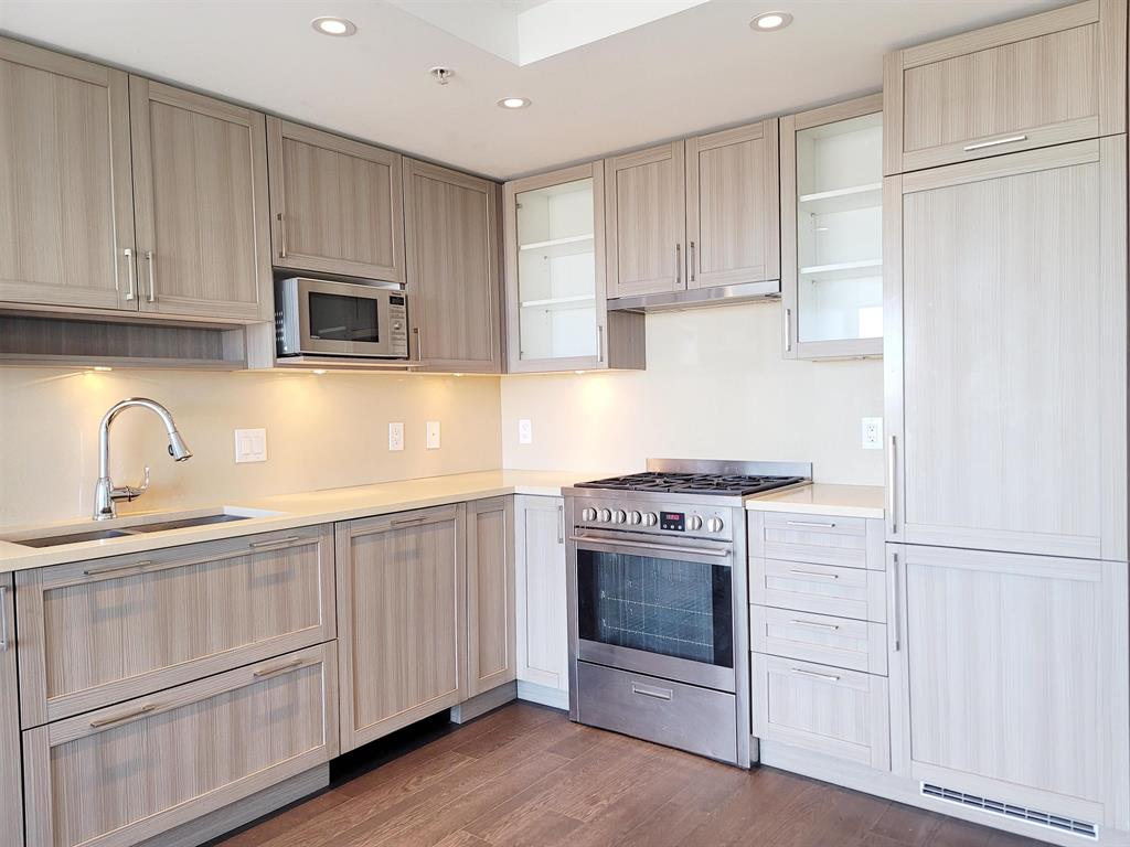 Fantastic Upper Corner unit 1br Conveniently located in Vancouver East