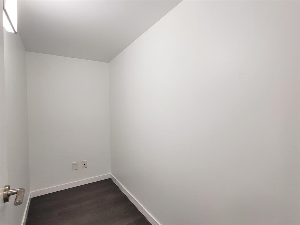 Fantastic Upper Corner unit 1br Conveniently located in Vancouver East