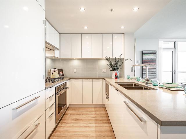 Burnaby Stylish Urban 2br 2ba Condo in the heart of Metrotown!