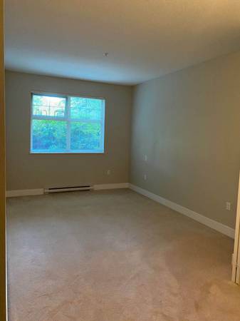 Located in the Park 3br 1Den 2ba Condo, Close to Schools in Vancouver