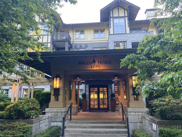 Located in the Park 3br 1Den 2ba Condo, Close to Schools in Vancouver