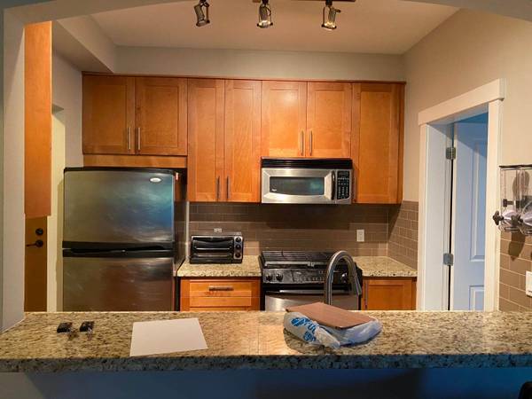 Located in the Park 3br 1Den 2ba Condo, Close to Schools in Vancouver