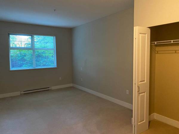 Located in the Park 3br 1Den 2ba Condo, Close to Schools in Vancouver