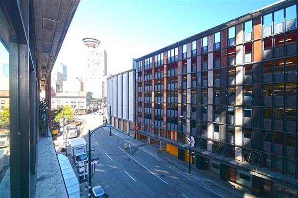 Located in Gastown, Gorgeous 2br 2ba Unit with Contemporary Design