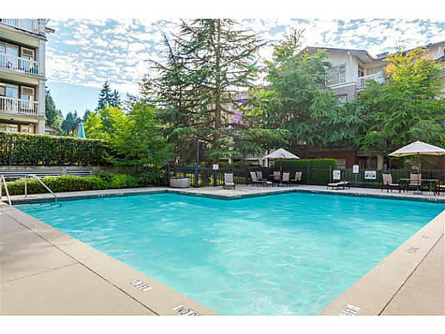 Located in the Park 3br 1Den 2ba Condo, Close to Schools in Vancouver