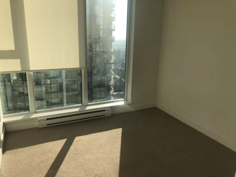 “The Met” Metrotown bright & quiet Beautiful Mountain View Condo